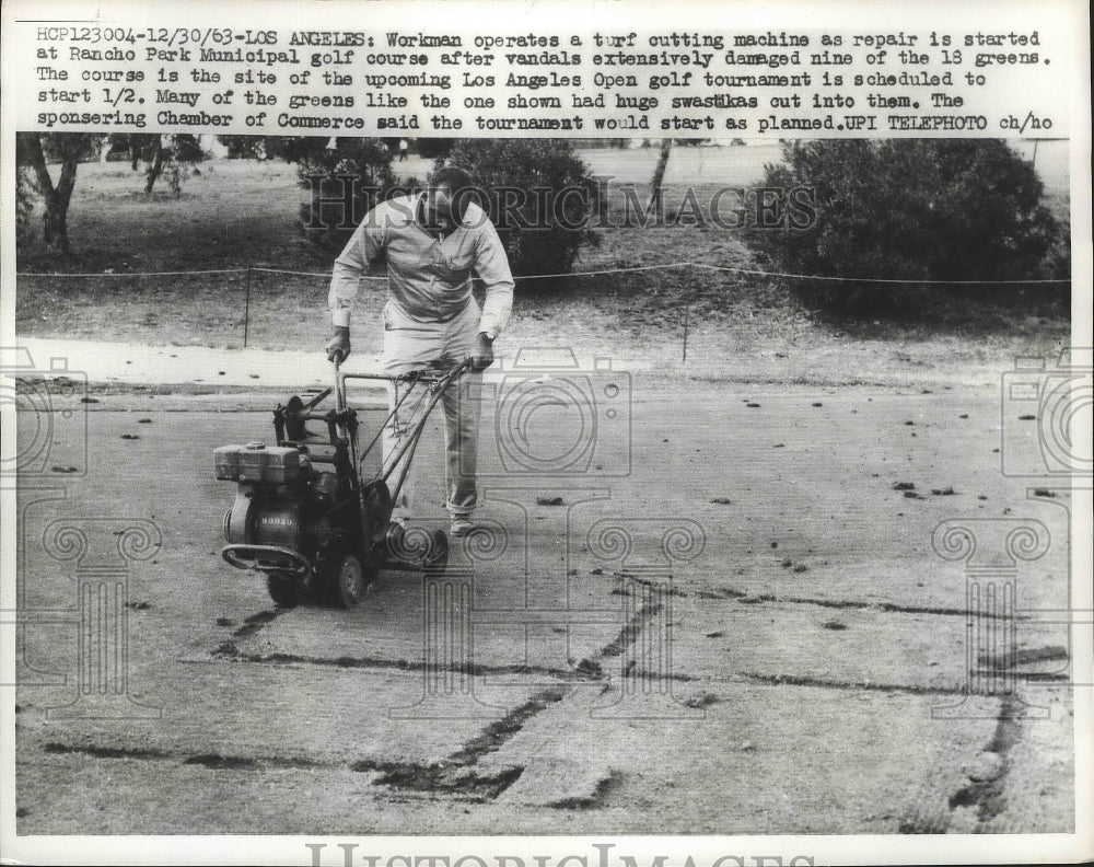 1963 Press Photo Workman with turf cutting machine at LA&#39;s Rancho Park golf- Historic Images