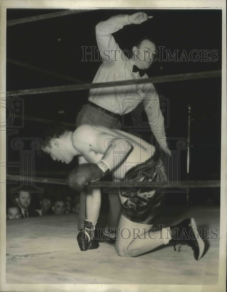 1938 Press Photo Ref Art Donovan counts Nathan Mann out vs Joe Louis in NYC- Historic Images