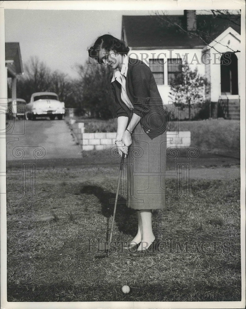 1957 Press Photo Avis Fleury Miller golfing after recovery from cancer- Historic Images