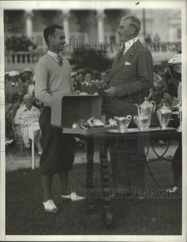 1932 Press Photo Denny Shute gets trophy from George MacDonald at Miami Open- Historic Images