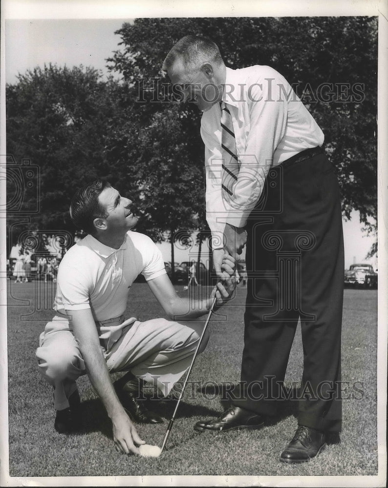 1953 Press Photo Iowa Governor Leo Hoegh &amp; golfer fleck giving pointers- Historic Images