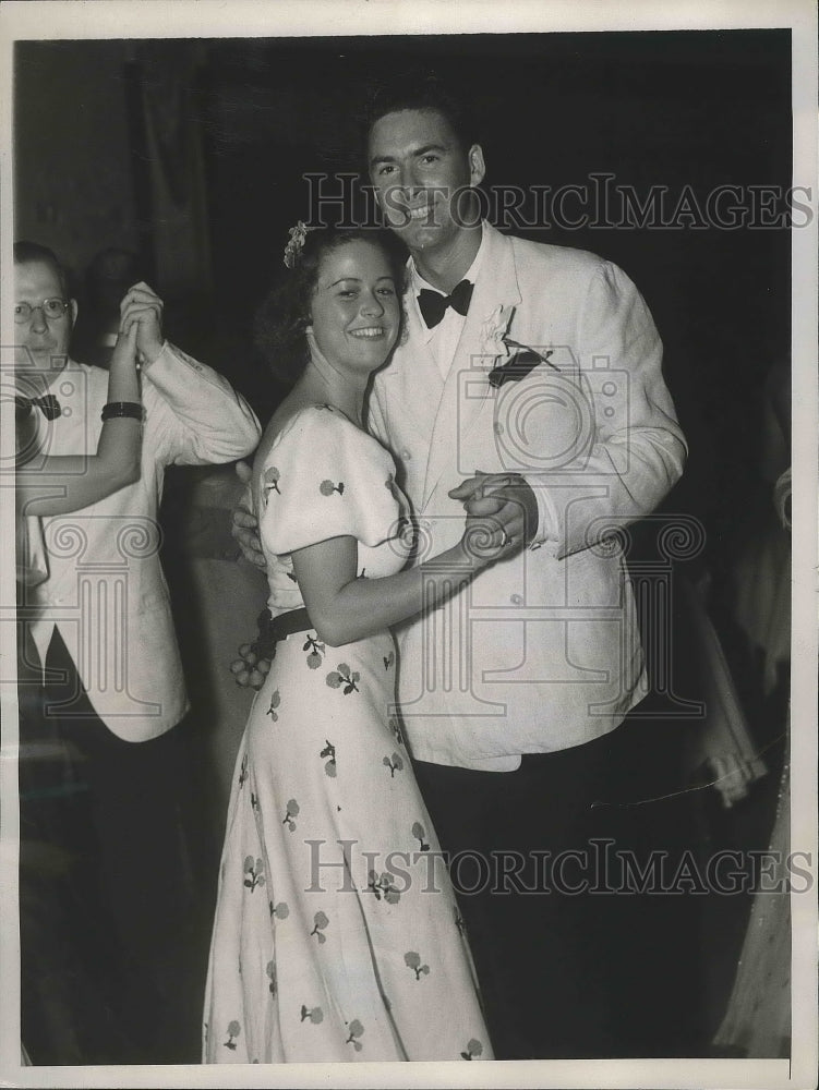 1937 Press Photo Tommy Goodwin golfer dances with Lebrun Rhinelander in Fla- Historic Images