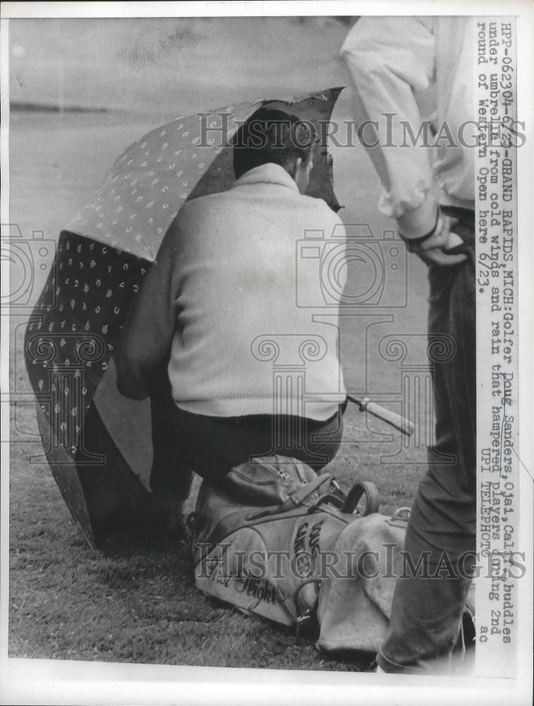 1961 Press Photo Golfer Doug Sanders in rain Grand Rapids Michigan Western Open- Historic Images