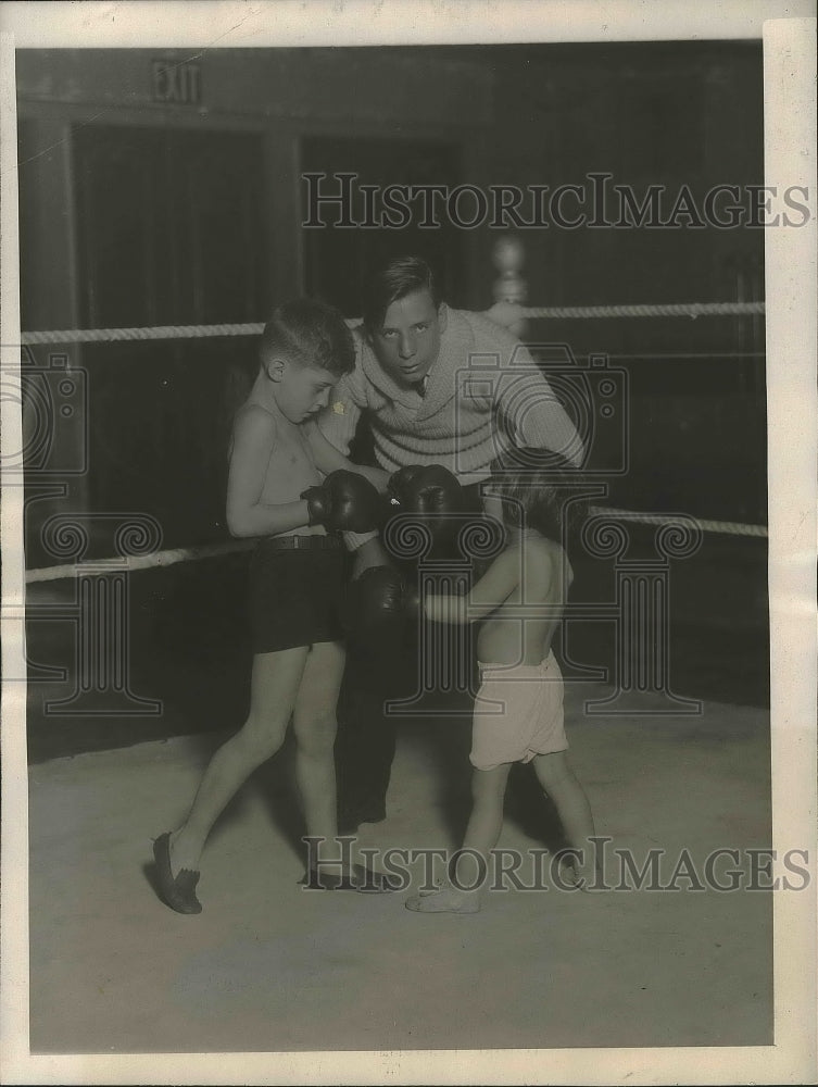 1922 Press Photo Lester M Schnitzer learns boxing at NY&#39;s Levy&#39; sGym at age 3- Historic Images