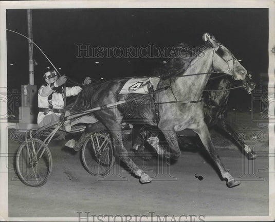 1951 Press Photo L Chaffee on Silver Moss vs H Fora with Dewwy Dean at Ohio race- Historic Images