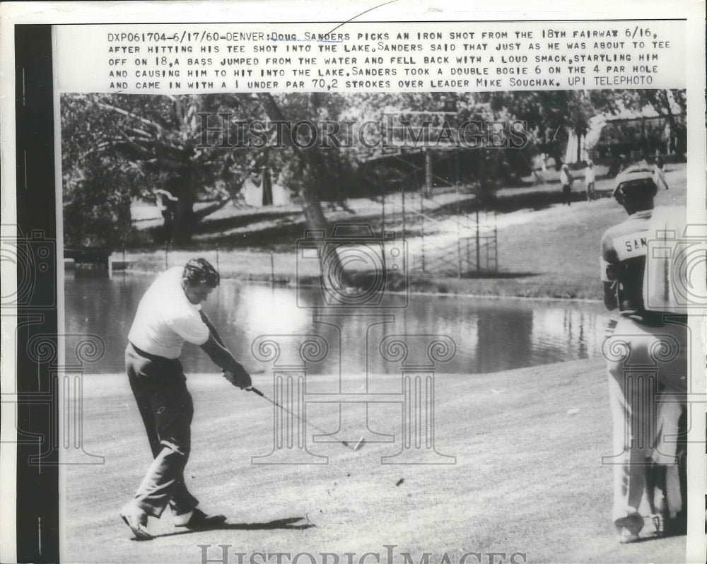 1960 Press Photo Doug Sanders leads Mike Souchak at Denver golf tournament- Historic Images