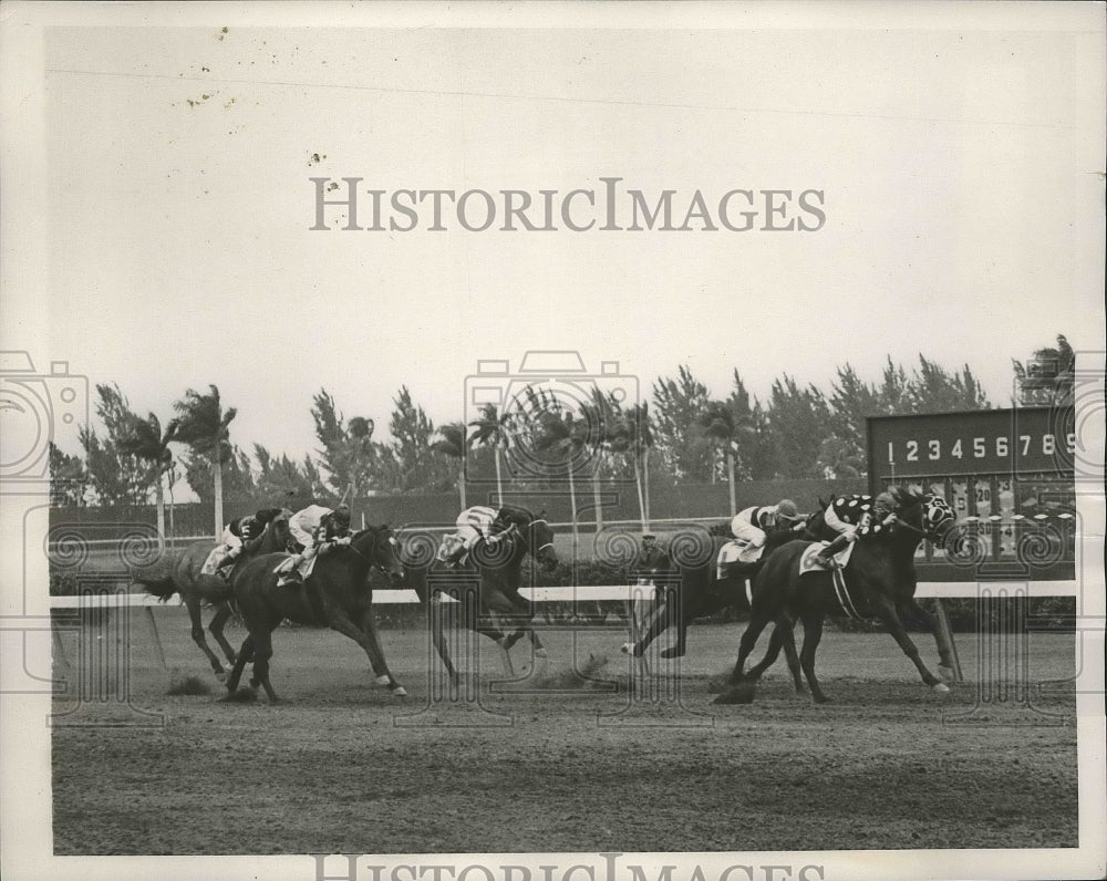 1940 Press Photo Hialeah Fla race Royal Man wins vs Charlienfeld, Multitude- Historic Images