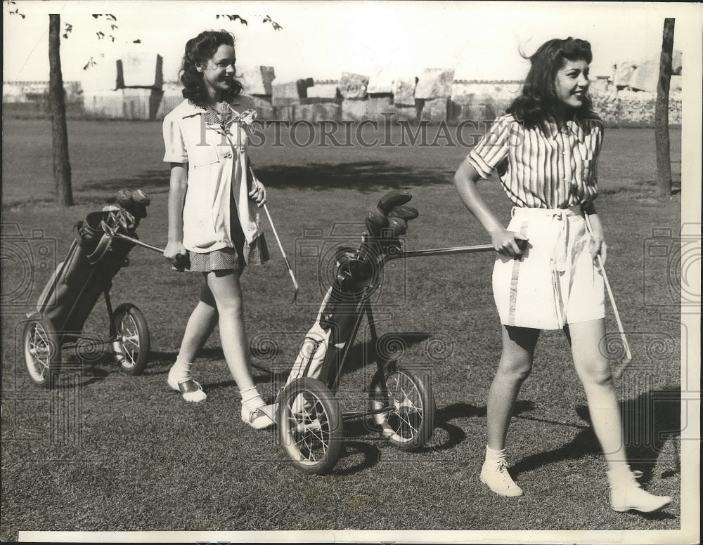 1940 Press Photo Kaddie Karts for golf demoed by Elaine Byrne, Dorothy Parovus- Historic Images