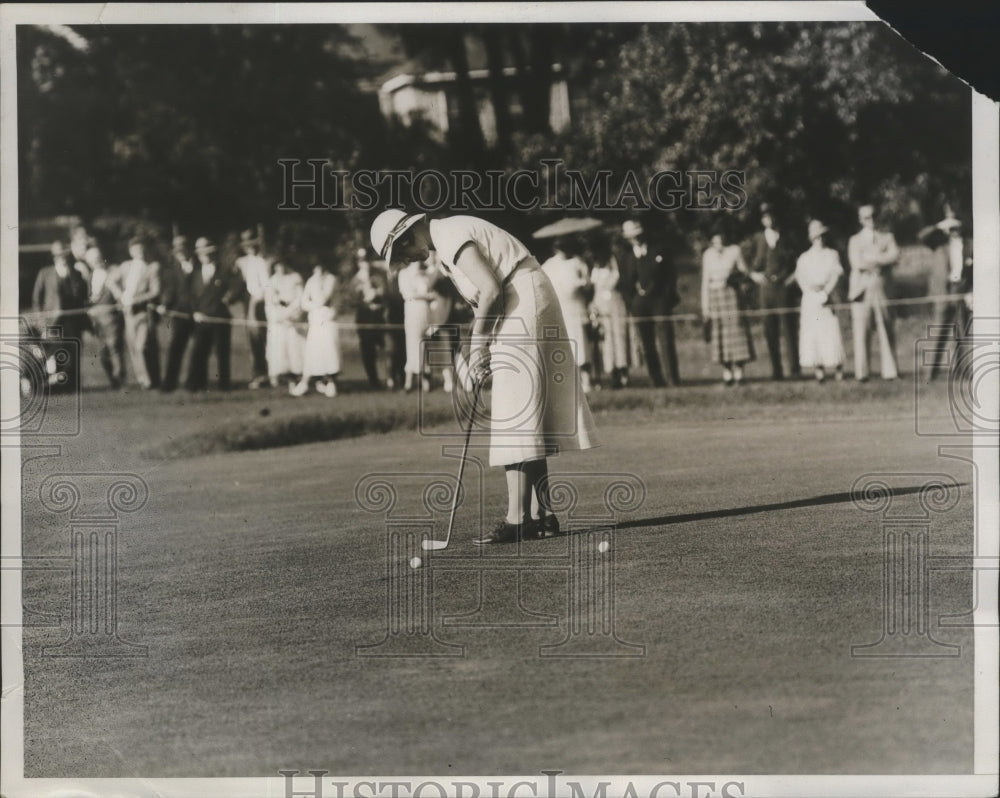 1934 Press Photo Mollie Gourlay putting at Curtis Cup golf at Chevy Chase club- Historic Images