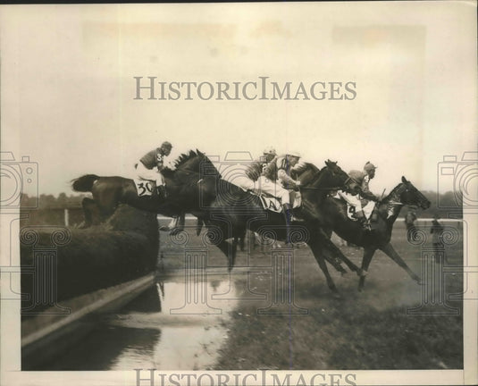 1940 Press Photo Belmont NY Satilla, Farndale, Warspite in steeplechase- Historic Images