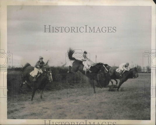 1944 Press Photo Belmont NY race W Leonard on Rouge Dragon,Walker on Ahmisk- Historic Images