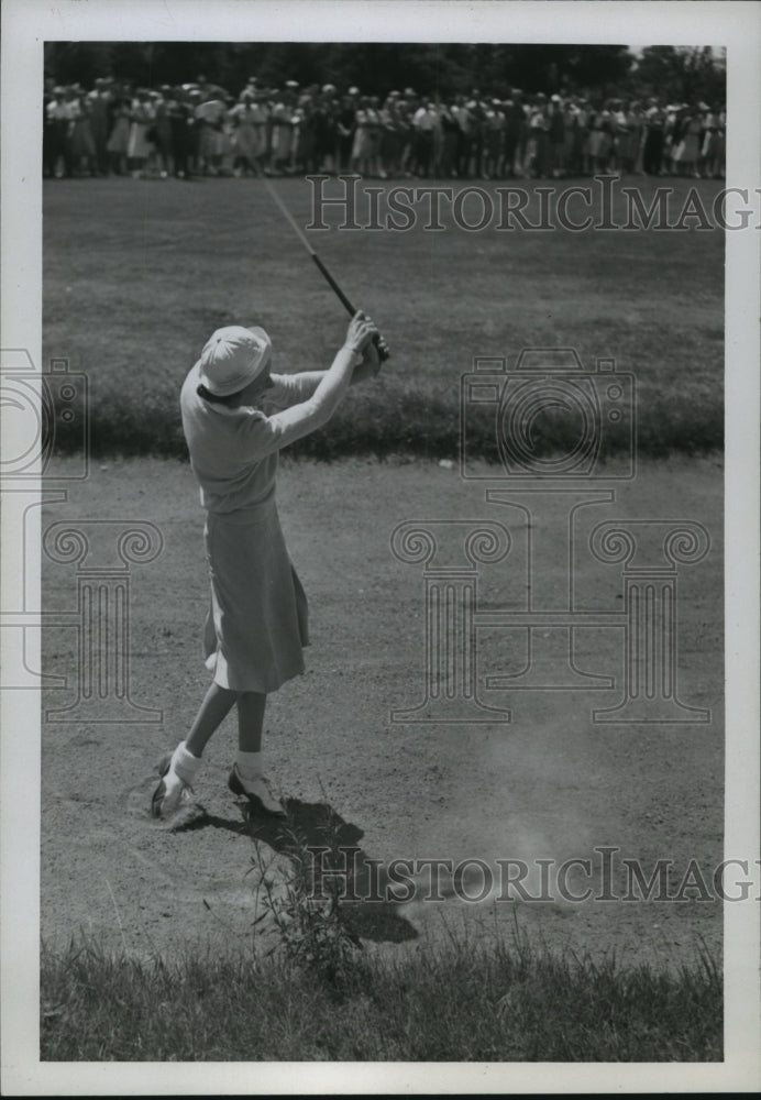 1946 Press Photo Mrs. D.D. Weiss Plays From Trap on No. 1 Fairway - nes54252- Historic Images