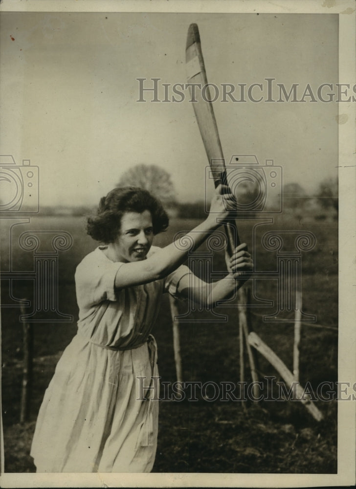 1924 Press Photo Capt of Beaver Cricket Club Muriel Maxted at Batting Practice- Historic Images