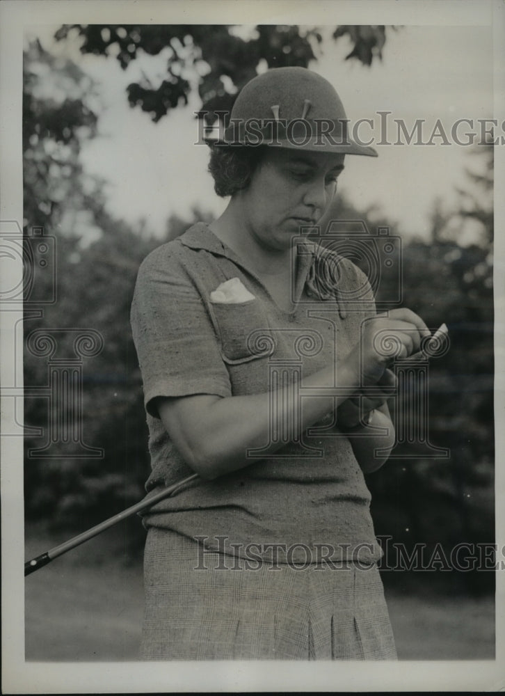 1941 Press Photo Glenna Vare Scrapes Mud Off Putter After Defeating Phyllis Otto- Historic Images