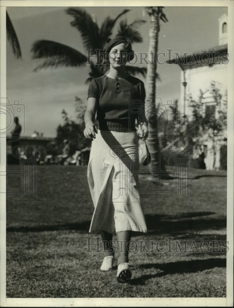 1935 Press Photo Ms Ellamae Williams Settles Question of Skirts vs Shorts- Historic Images