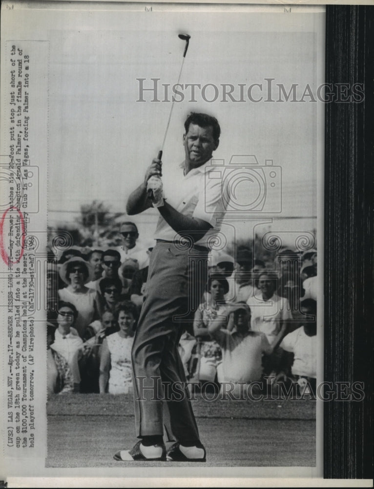 1966 Press Photo Gay Brewer Putts 20-Feet Short of Cup Ties with Arnold Palmer- Historic Images