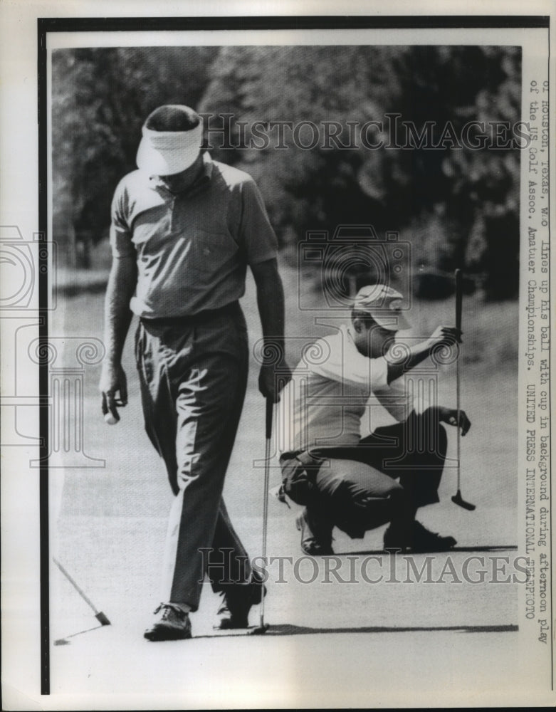 1962 Press Photo W.O. Lines Up Ball with Cup During Play of U.S. Golf Amatuer- Historic Images