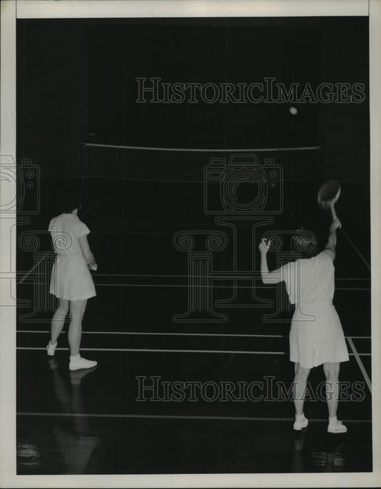 1939 Press Photo Tareyki Browne serving ball as Miss Hitt awaits release- Historic Images