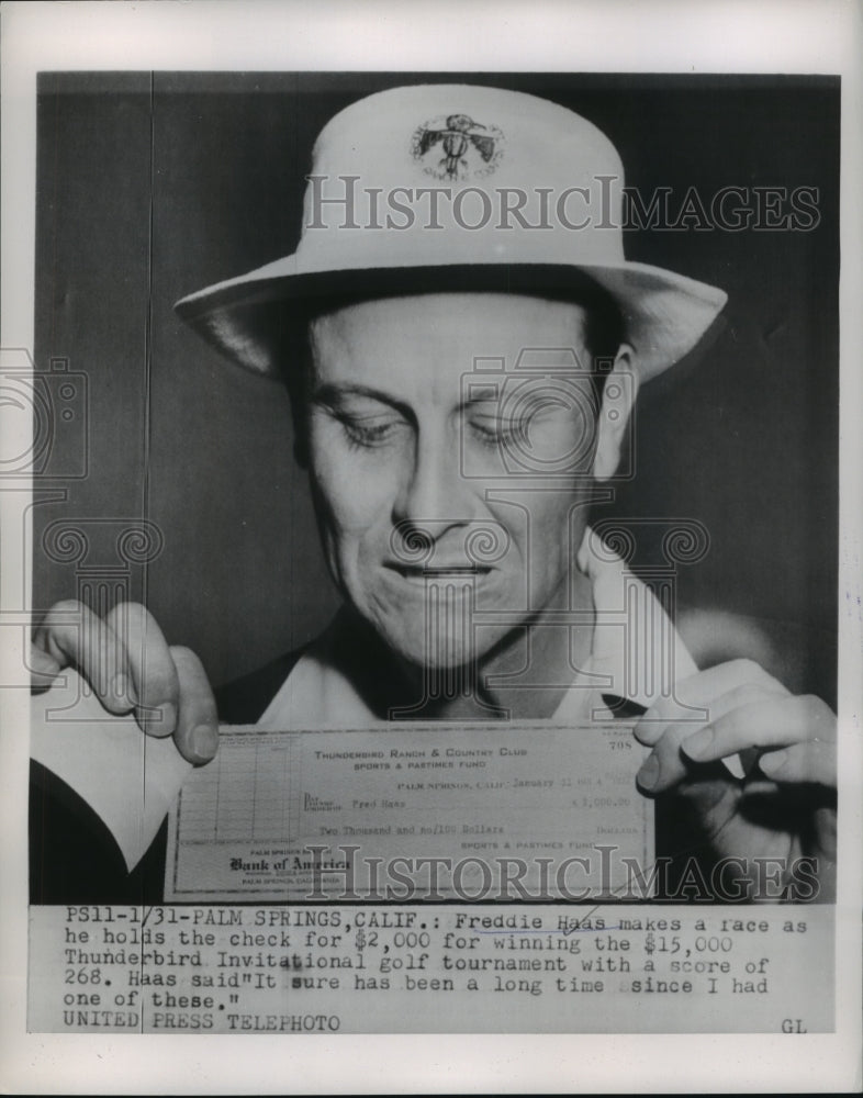 1954 Press Photo Freddie Haas Holds Check for Winning Thunderbolt Golf Tourney- Historic Images