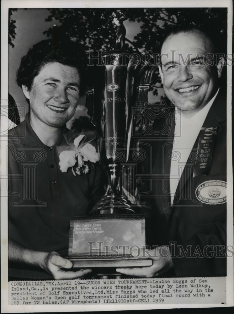 1959 Press Photo Louise Suggs gets winners trophy from Leon Walkup in Dallas- Historic Images