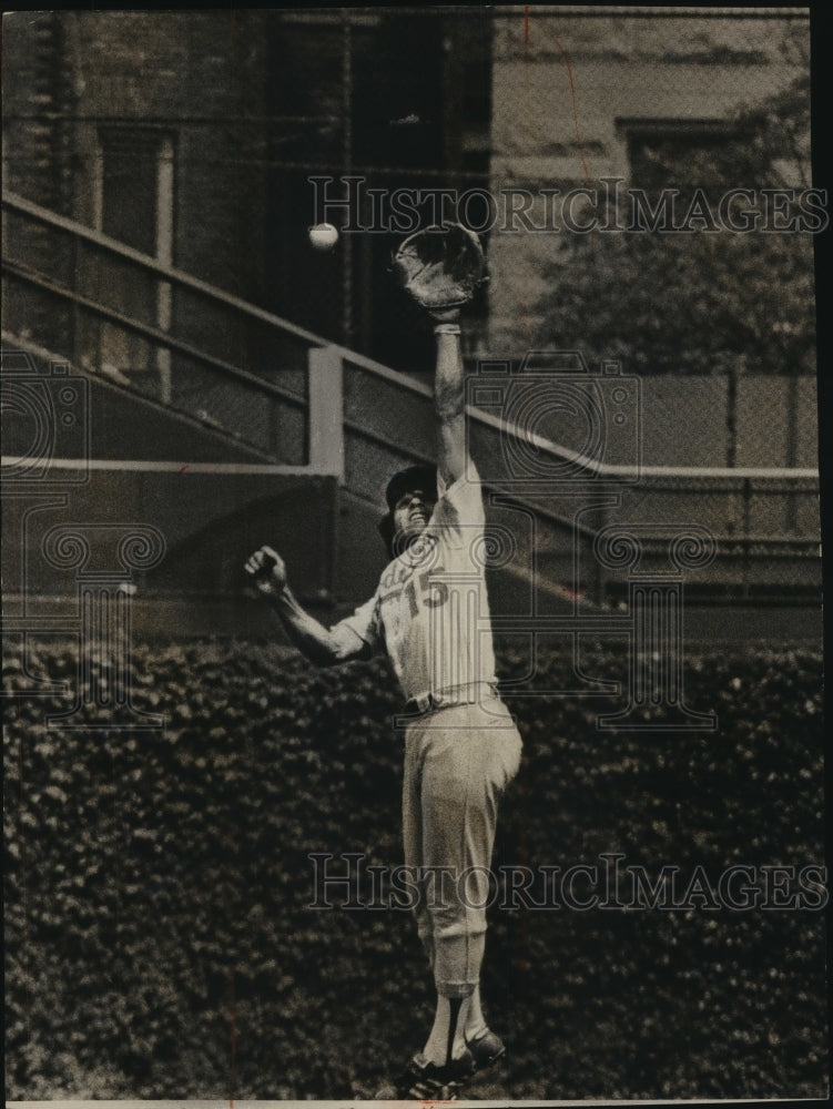 1973 Press Photo Dodgers 2nd baseman Lopez vs Rick Monday's hit for Cubs- Historic Images