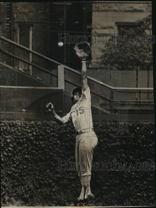 1973 Press Photo Dodgers 2nd baseman Lopez vs Rick Monday's hit for Cubs- Historic Images