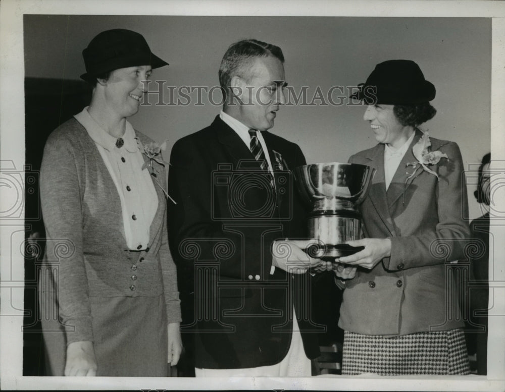 1938 Press Photo A.M. Reid Presents Curtis Cup to Golf Captain Frances Stebbins- Historic Images