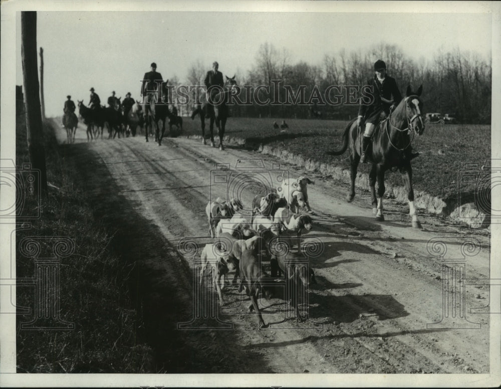 1930 Press Photo Hunters Follow Hounds for Thanksgiving at Fairfax Hunt Club- Historic Images