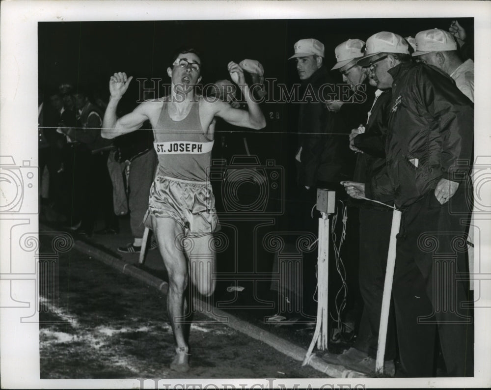 Press Photo Len Gornik of St Joseph wins Euclid relay mile in 4:26.5- Historic Images