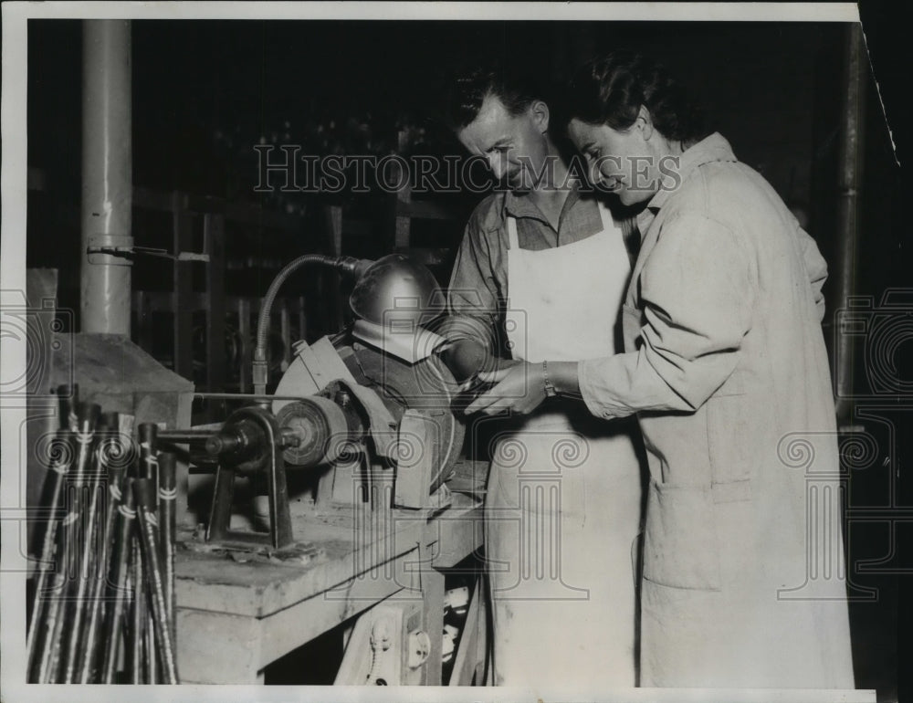 1934 Press Photo Helen Hicks & machinist at a Chicago sporting good company- Historic Images