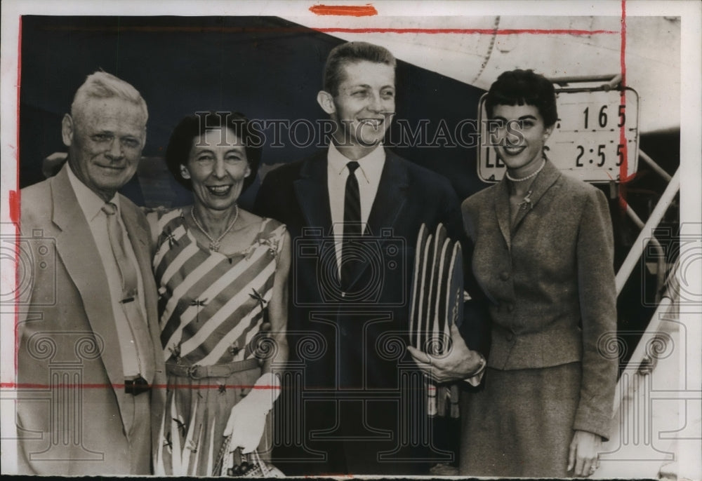 1955 Press Photo Tennis star Tony Trabert &amp; wife &amp; parents at home in Cinncinati- Historic Images