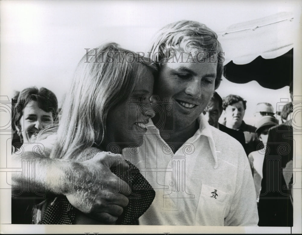 1973 Press Photo Lanny Wadkins Embraces Wife After Winning the USI Golf Classic- Historic Images