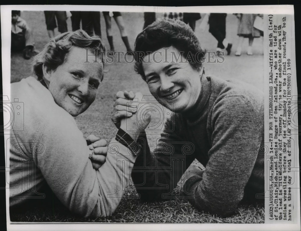 1959 Press Photo Wiffie Smith &amp; Louise Suggs Indian Wrestle Before Tee Off- Historic Images