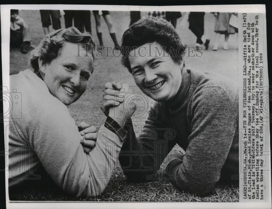 1959 Press Photo Wiffie Smith & Louise Suggs Indian Wrestle Before Tee Off- Historic Images