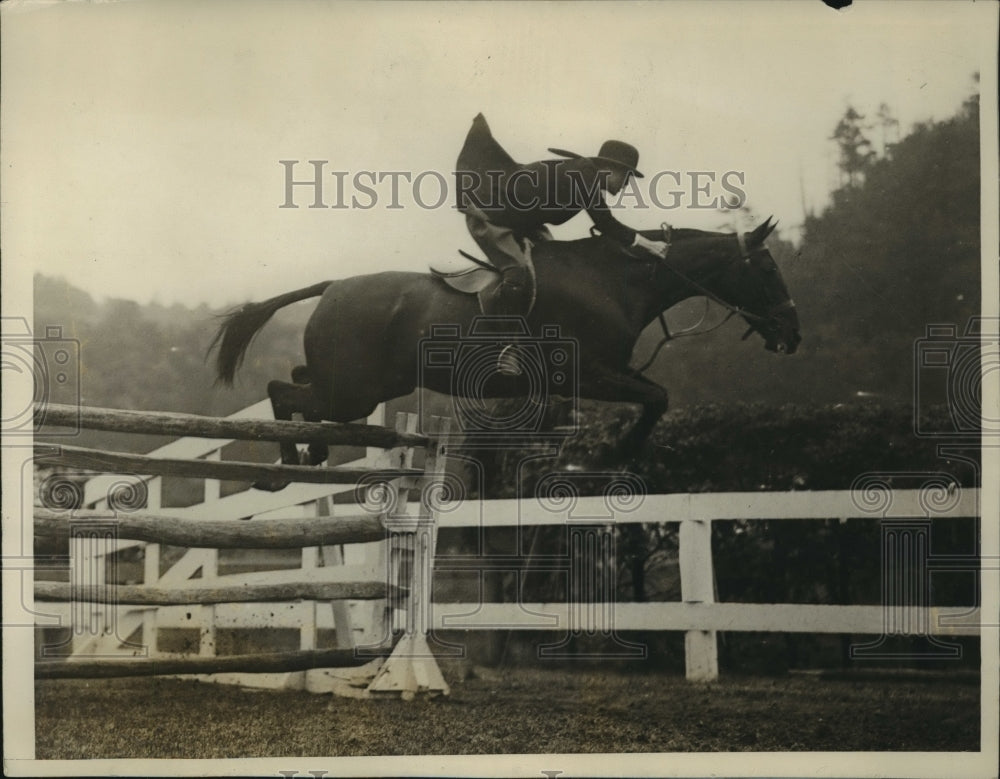 1927 Press Photo Mrs DS Rumbough at Annual Tuxedo Horse Show NY - nes55000- Historic Images