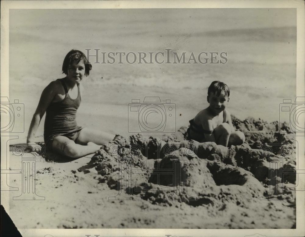 1929 Press Photo Garfield Arthur Wood, Jr & Mary Chapman Enjoy the Sea and Sand