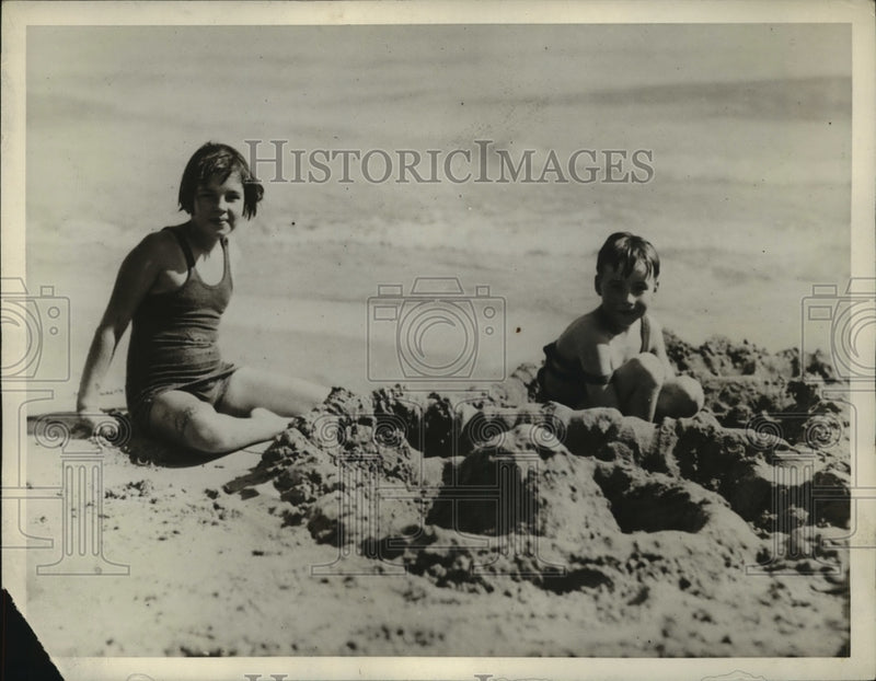 Load image into Gallery viewer, 1929 Press Photo Garfield Arthur Wood, Jr &amp; Mary Chapman Enjoy the Sea and Sand
