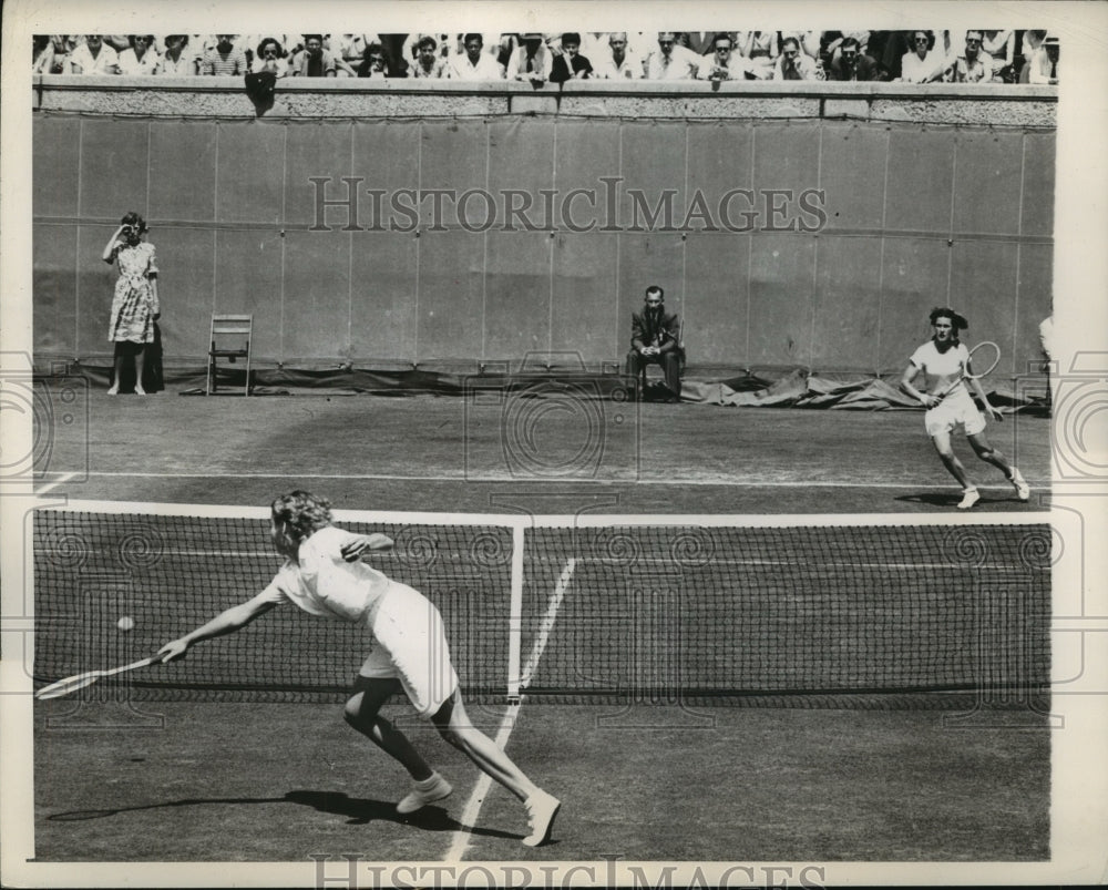 1945 Press Photo Sarah Palfrey Cooke Defeats Louise Brough in Amateur Tennis- Historic Images