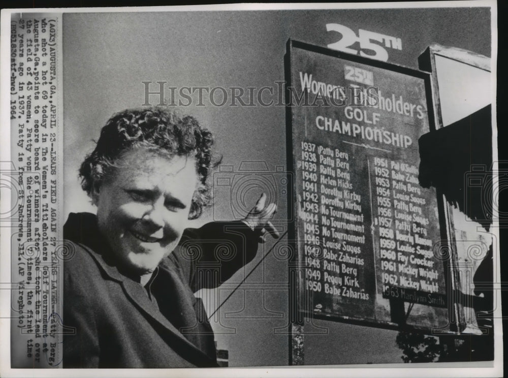 1964 Press Photo Golf Winner Patty Berg Points to Score Board in Augusta Georgia- Historic Images