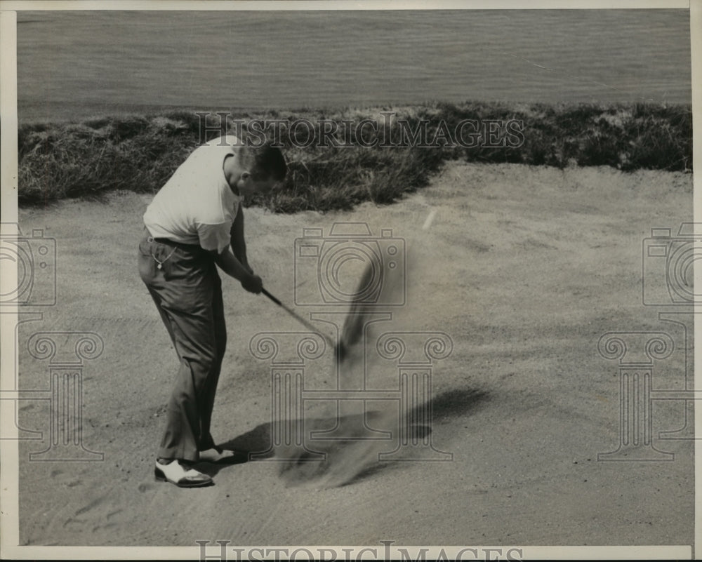 1938 Press Photo Charles Whitehead in sand at 18th green of a tournament- Historic Images