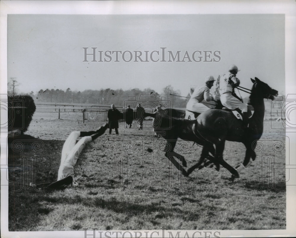 1955 Press Photo Franciis on Desert Smiles crashes at Purley Selling Hdcp in Eng- Historic Images