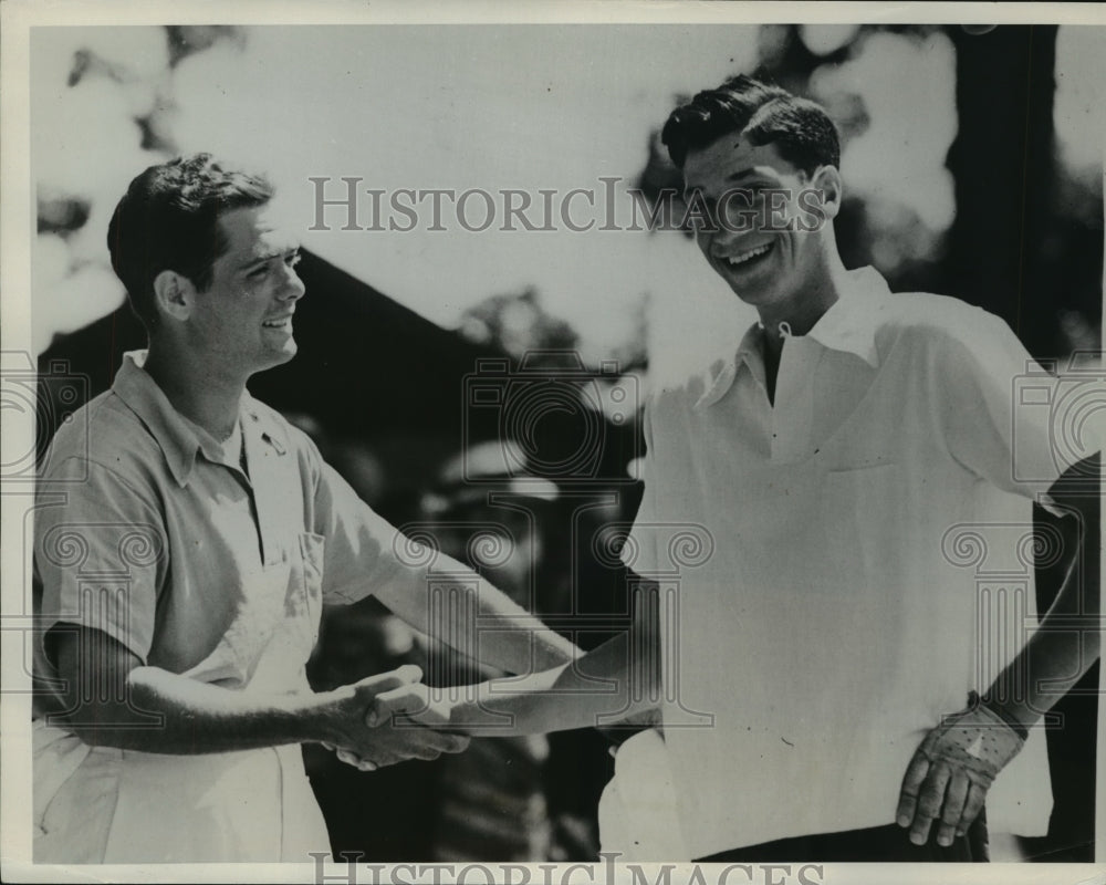 1939 Press Photo Warren Berl Congratulates Vince D&#39;Antoni After Golf Victory- Historic Images