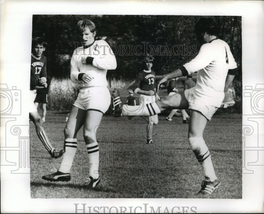 1970 Press Photo Denny Harezlak Tells Wayne Gartner Still Target Easier to Kick- Historic Images
