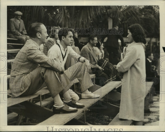 1940 Press Photo Sarah Fabyan talks with William Stewart & Alfred Vanderbilt- Historic Images