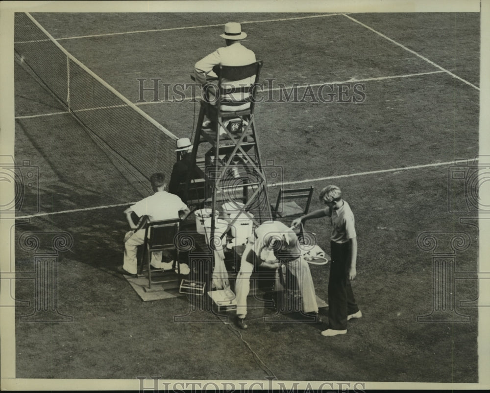 1933 Press Photo Ball boy douses Lester Stoefen with water in 3rd round of match- Historic Images