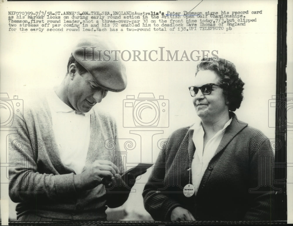 1958 Press Photo Peter Thomson signs his record Card at British Open Golf Champs- Historic Images