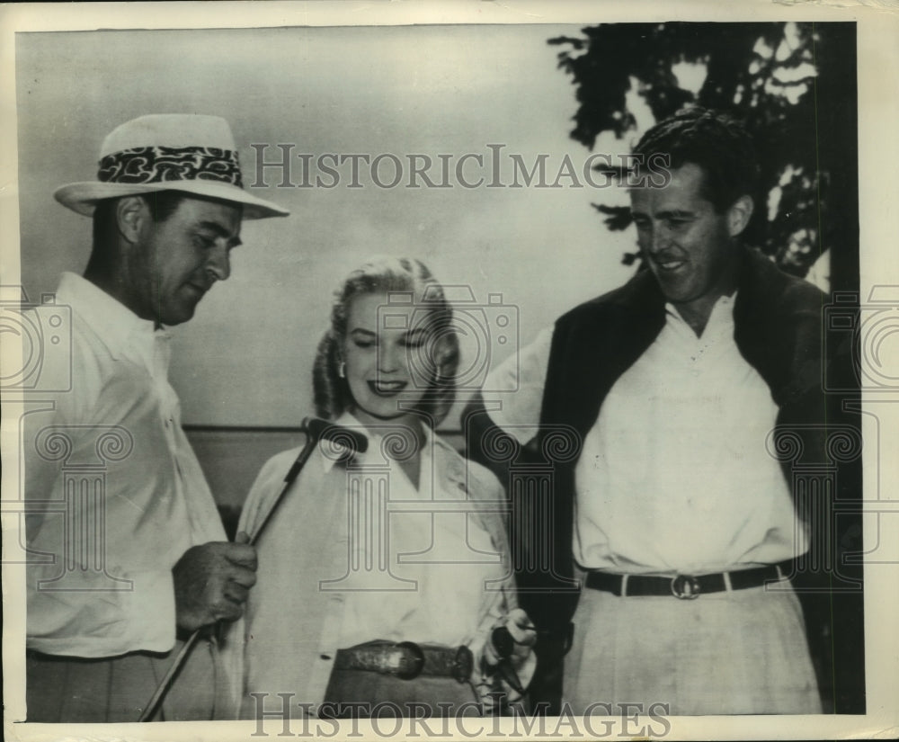 1949 Press Photo Sam Snead with Mr. & Mrs. Robert Sweeny Looking Over His Putter- Historic Images