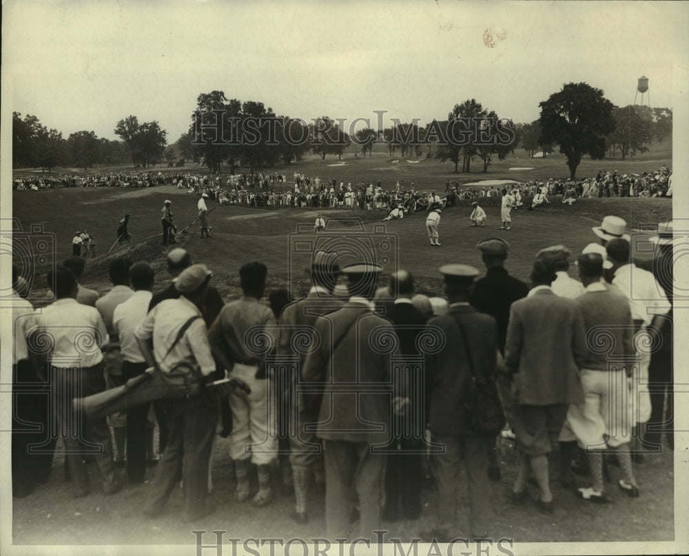 1929 Press Photo Abe Espinosa Putting on 18th Hole Morning Round of Playoffs- Historic Images