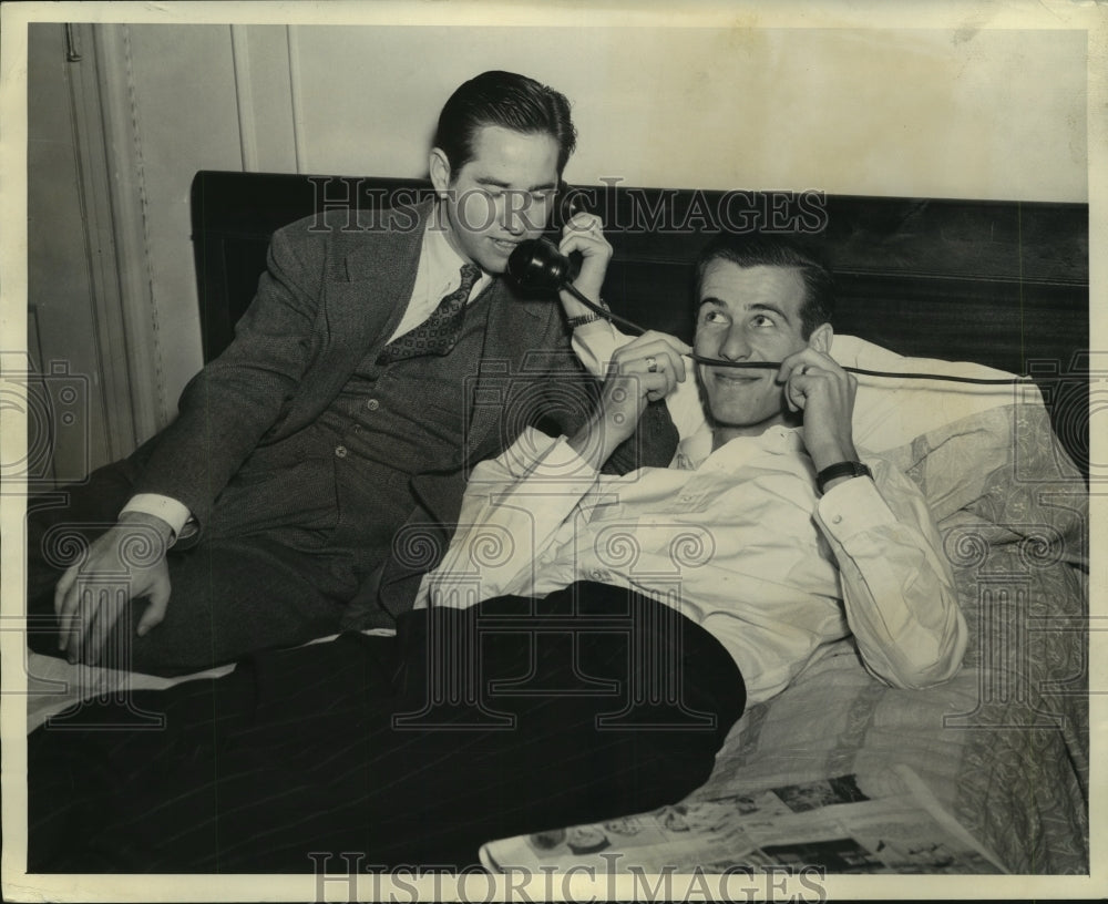 1942 Press Photo Bobby Riggs talking to New York for Fred Perry of pas troupe- Historic Images