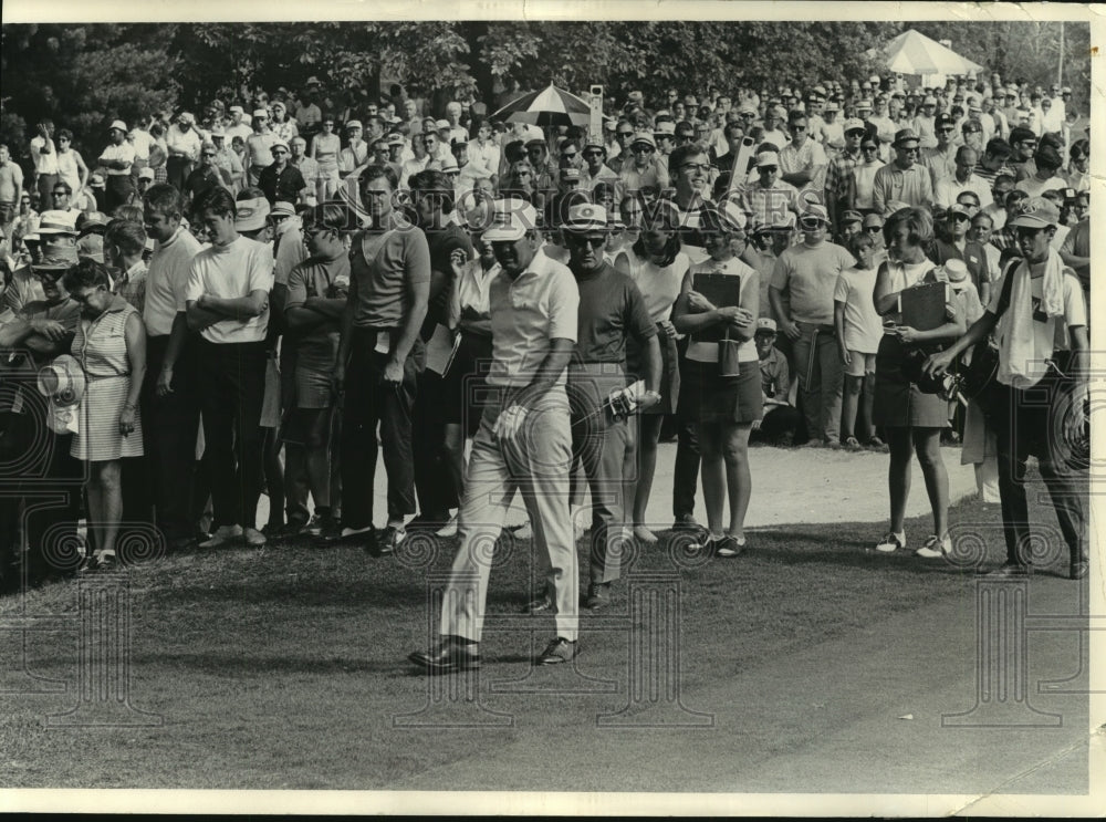 1969 Press Photo Huge Gallery Watches as Charles Coody approaches his ball- Historic Images